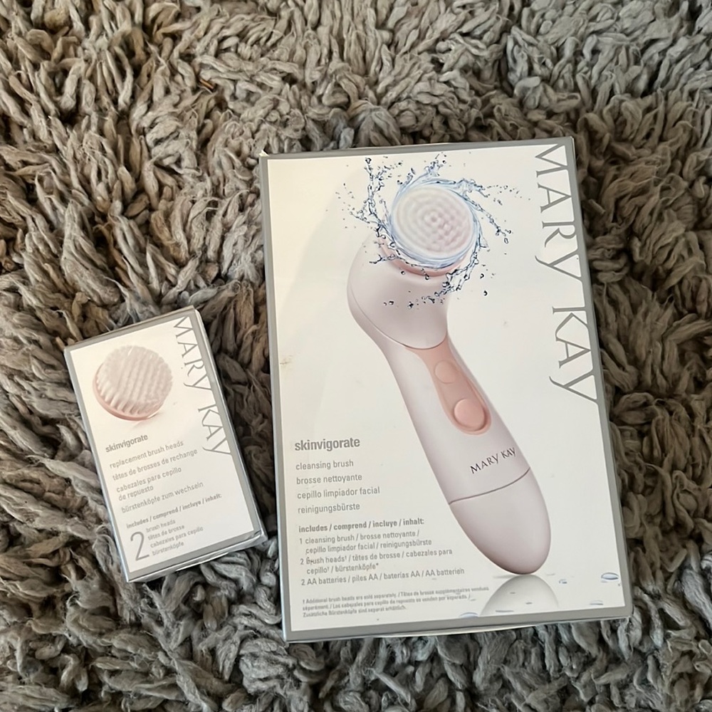 Mary Kay Skinvigorate Cleansing Brush w/ 2 pack Replacement Brush Heads